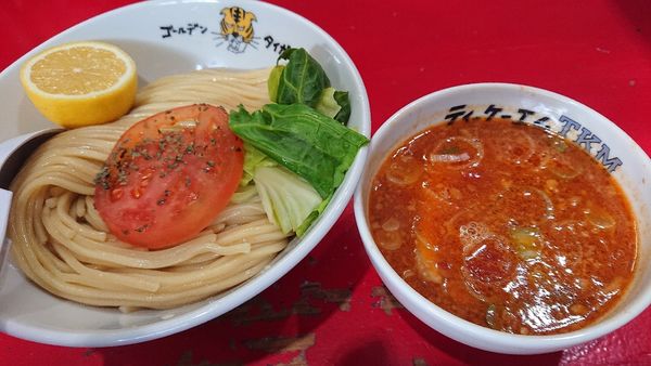 「トマトつけめん中900円＋檸檬追加100円＋ごはん50円」@ゴールデンタイガーの写真