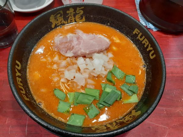 「辛ラーメン、替玉２玉」@とんこつラーメン 博多風龍 渋谷店の写真