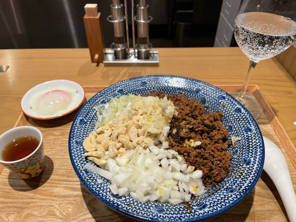 「汁なしたんたん麺 温泉卵 にんにく 麺大盛り」@担担麺の掟を破る者の写真