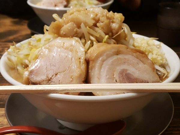 「ラーメン中豚増1枚豚カスアブラ」@ラーメン ヒカリの写真
