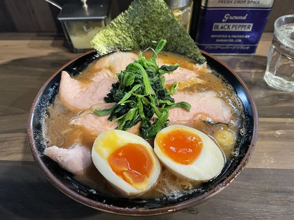 「チャーシューメン　味玉」@神田ラーメン わいず 神田本店の写真