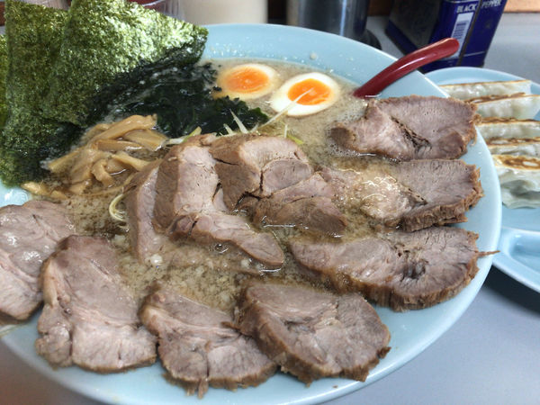 「スーパーチャーシューメン(多め濃いめ)+サービス餃子 1450円」@ラーメンショップ 122号騎西店の写真