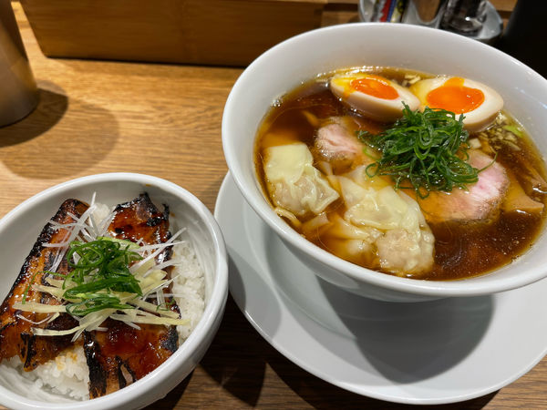 「特製中華そば（手もみ平打ち麺変更）＋炙り豚バラ生姜ご飯」@中華そば 二階堂の写真