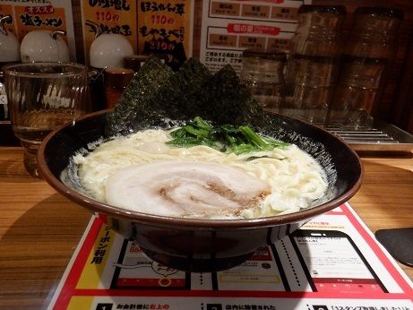 「家系ラーメン　並／塩」@横浜家系ラーメン 壱角家 新宿東南口店の写真