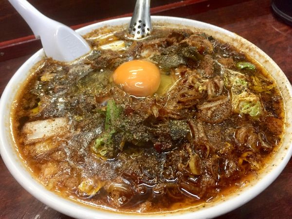 「【限定】スーパーチャンス大城＋生玉子【970円】」@鶏こく中華 すず喜の写真