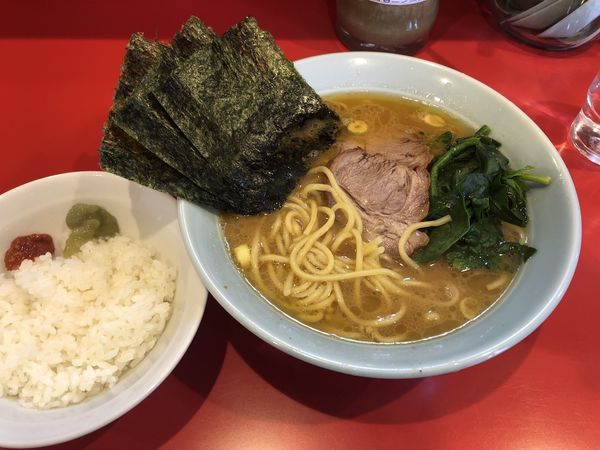 「並盛ラーメン 710円＋ライス100円」@横浜家系ラーメン 黄金家の写真
