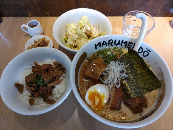 「Ｗチャーシュー麺(限定)·まるめんごはん·キャベチャー」@○麺堂の写真