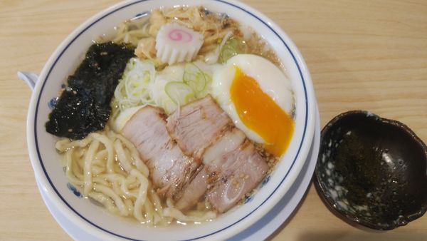 「しおラーメン/ねぎ/温玉/青辛」@おおき屋の写真
