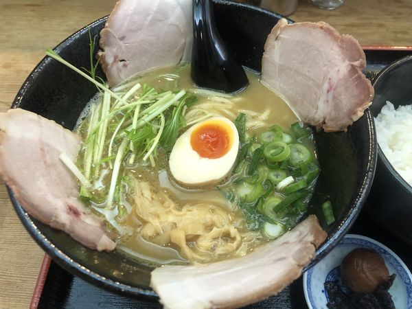 「ラーメン・並＋ライス・小（750＋100円）」@ラーメン こけしの写真