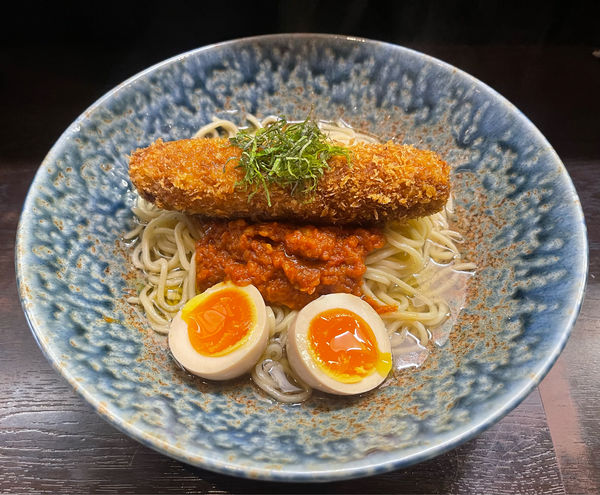 「メンチカツとトマトソースのまぜそば+味玉」@尼龍の写真