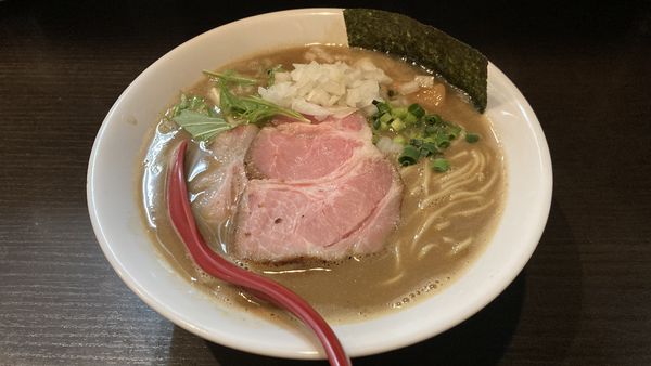 「煮干豚骨ラーメン」@麺処 夏海の写真