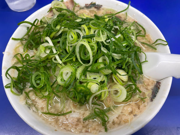 「こってりラーメン（ワンタン）ネギ多め」@来来亭 新宮店の写真