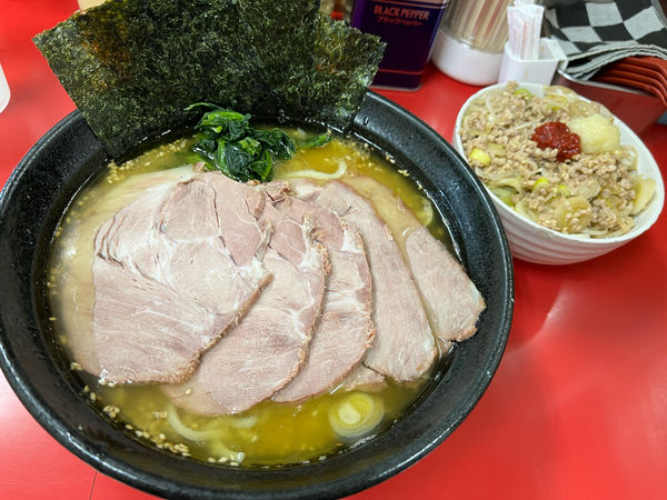 「チャーシュー麺 ¥930　そぼろ丼 ¥200」@横浜家系  一二三家の写真