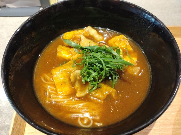 「豚とおあげと九条ネギのカレーそうめん HALF　６６０円　※」@そそそ 恵比寿本店の写真