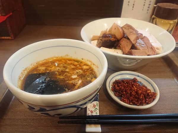 「辛つけめん＋三種の肉切り落とし」@つけめん さなだの写真