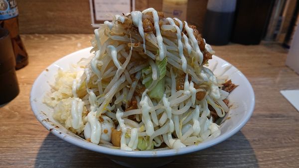 「カリー汁なし うずら  アブラ ニンニク マヨネーズ 180g」@麺屋 浜一の写真