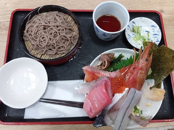 「本日の魚金丼1098円とセットの小そば(クーポンで55円)」@たけやの写真