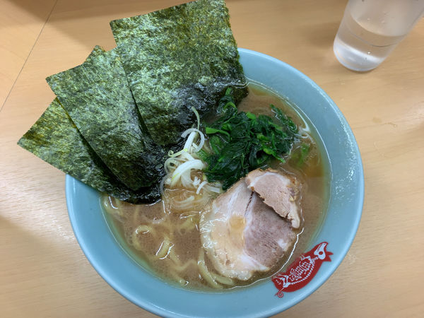 「ラーメン並盛740円」@横浜ラーメン 町田家 新宿南口店の写真