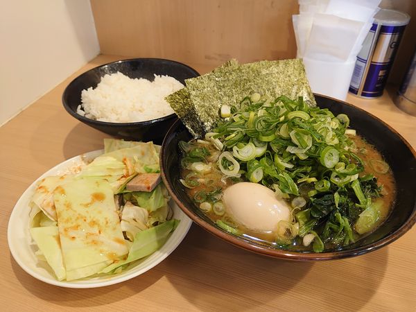 「味玉ラーメン＋九条ネギ＋キャベチャー　1050円」@横浜家系らーめん 武道家 賢斗の写真
