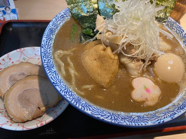 「濃厚らー麺小結＋眠りチャーシュー(2枚) ＋ 特製トッピング」@らー麺土俵 鶴嶺峰の写真