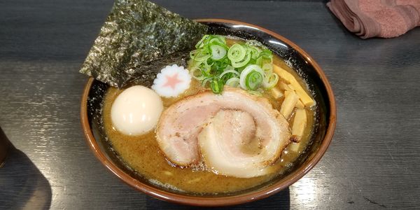 「濃 味玉魚介豚骨ラーメン900円」@ラーメンまるさ商店の写真