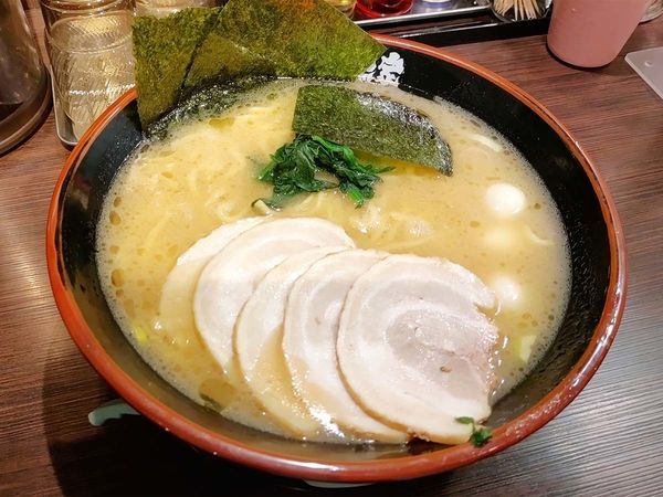 「チャーシューラーメンしょうゆ（ガチ盛り＋うずら玉子）」@横浜家系ラーメン 大黒家 甲府駅前店の写真