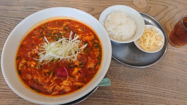 「令4・2・21トマトラーメン+締めのミニご飯チーズ(計1,100」@湘南トマトラーメン OKAGESAMAの写真