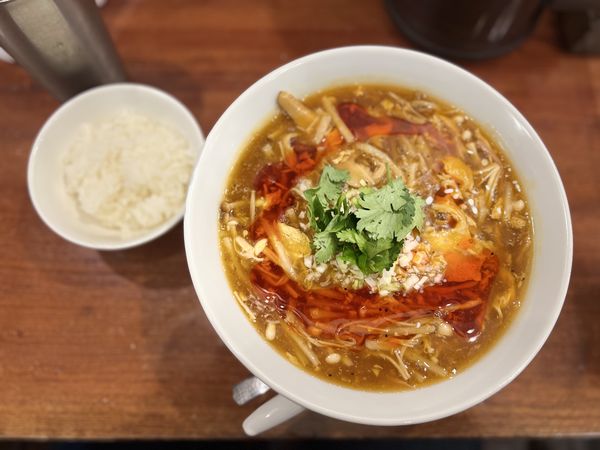 「酸辣湯麺1000円+ランチタイム無料ライス」@SHIBIRE NOODLES 蝋燭屋の写真