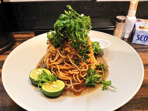 「クリガニとゴボウの和えそば＋木の芽」@稲荷屋の写真