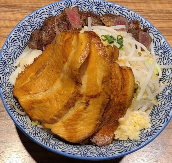 「濃厚ラーメン　ステーキ」@ラーメン燈郎の写真