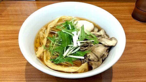 「きのこ醤油そば（細麺７００円）＋味玉（１００円）」@ら〜麺 安至の写真