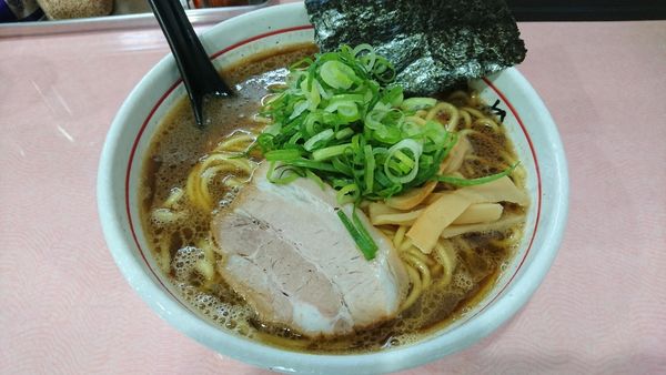 「醤油(中盛)、2番(豚骨、鶏、中太麺)」@らーめん研究所の写真