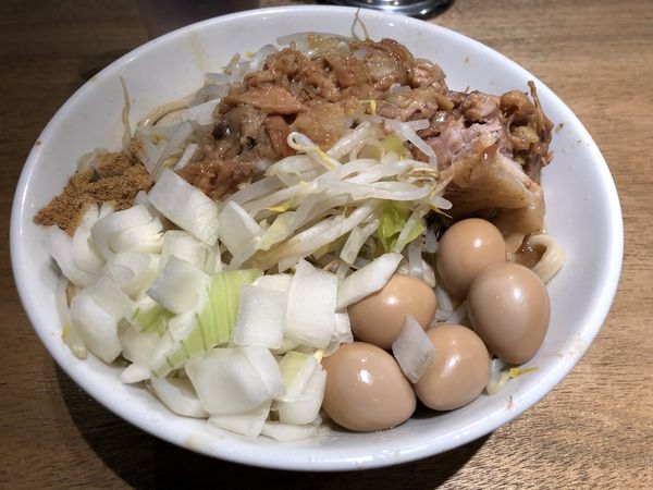 「たまラーメンうずらアブラ」@MEN YARD FIGHTの写真