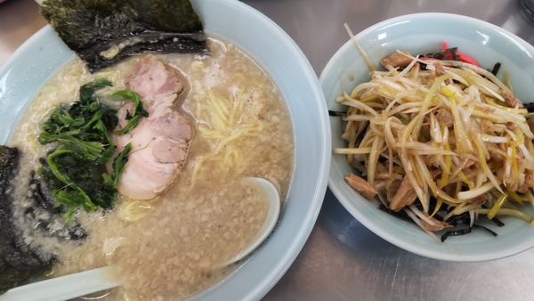 「ラーメン400円（平日、月～木10時まで）ネギ丼290円」@ラーメンショップ 野田店の写真