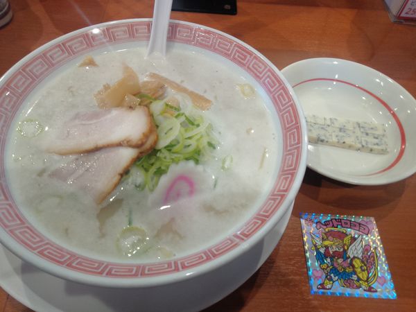 「チョコレートらーめん(ホワイト)　６４０円　ヘッドロココ付き」@幸楽苑 足立江北店の写真