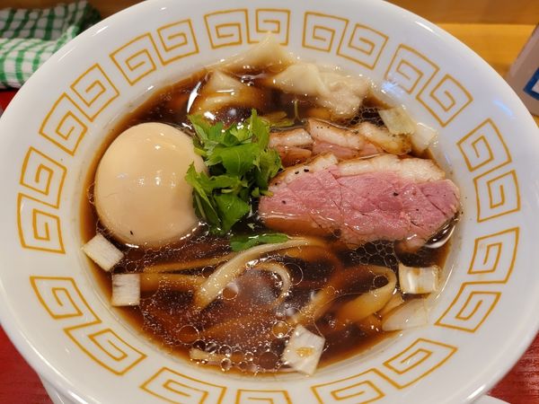 「醤油鴨らーめん　鴨ロース・マキシマムこい味玉トッピング」@鴨だしらーめん 鴨福の写真