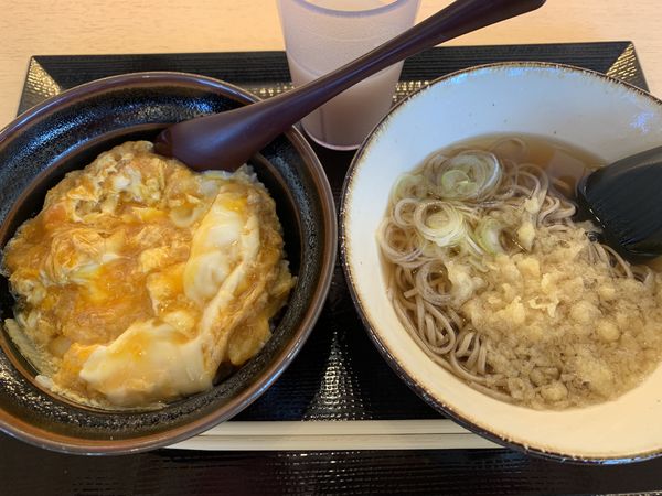 「特攻の母 鳥濱トメの玉子丼会津そばセット 1480円」@靖國八千代食堂の写真