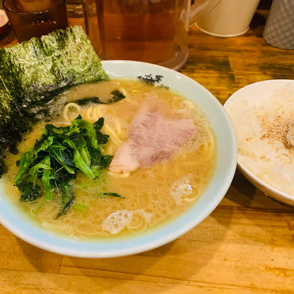 「ラーメン、中ライス」@洞くつ家の写真