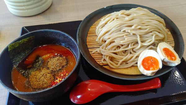 「辛つけ麺大盛（５００g）中辛９５０円サー味玉」@つけ麺 是・空 徳光店の写真