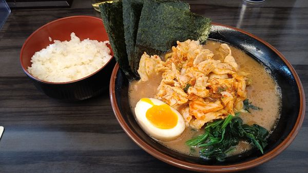 「武術家ラーメン(麺硬め･味濃いめ)+ライス(サービス)」@横浜家系らーめん 武術家の写真