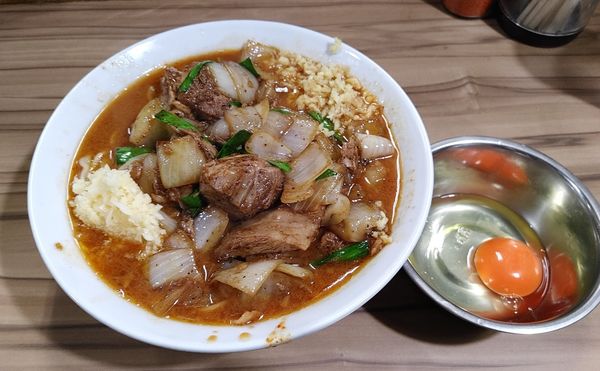 「ヒノスタ900円(辛さ３)　生卵50円」@ヒノブタスタミナ 南越谷店の写真