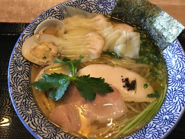 「鶏はまぐり塩+えびワンタン」@麺 SAMURAI 桃太郎 盛岡店の写真
