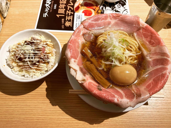 「ピストル＋煮卵トッピング+炙りチャーシュー丼」@ラーメン大戦争 尼崎店の写真