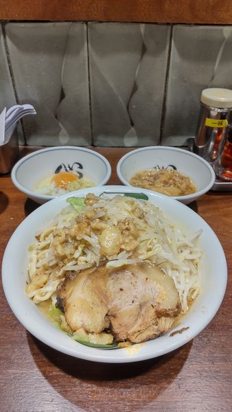 「雷そば 並ヤサイちょい増し+味変生卵+アブラ」@ラーメン 雷 東京本丸店の写真