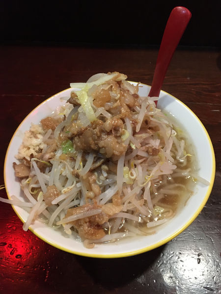 「ラーメン小 豚2枚 850円」@ラーメン イエロー 新宿御苑前店の写真