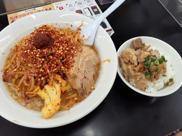「レッドスネーク、平打ち麺、ミニチャーシュー丼」@らーめん ぎょうてん屋 町田店の写真