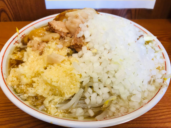 「ラーメン(ブタ2枚入り) 850円 刻みタマネギ 50円」@ラーメン二郎 亀戸店の写真