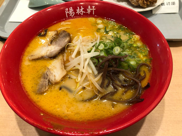 「【赤】みそとんこつラーメン」@陽林軒 チャチャタウン店の写真