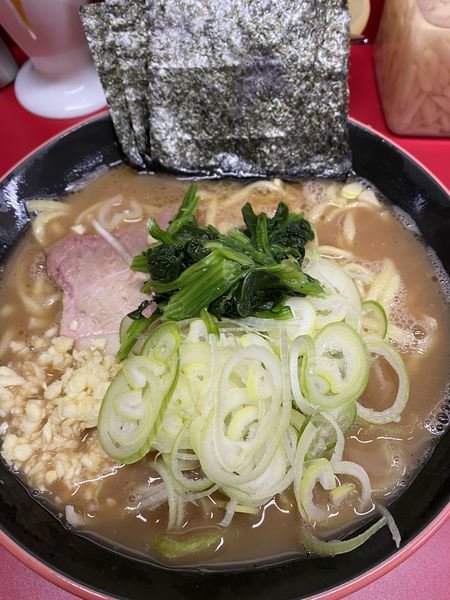 「ラーメン（中）＋クラッシュニンニク＋薬味ネギ」@横濱家系ラーメン 勝鬨家の写真