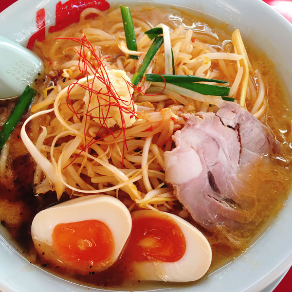 「特製もやし味噌ラーメン 890円　味玉」@ラーメン山岡家 大泉店の写真